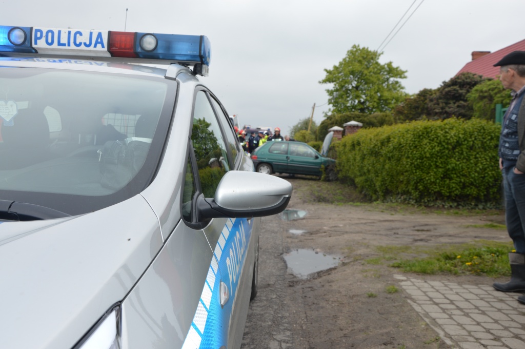 Groźnie w Witkówku. Wjechała w posesję