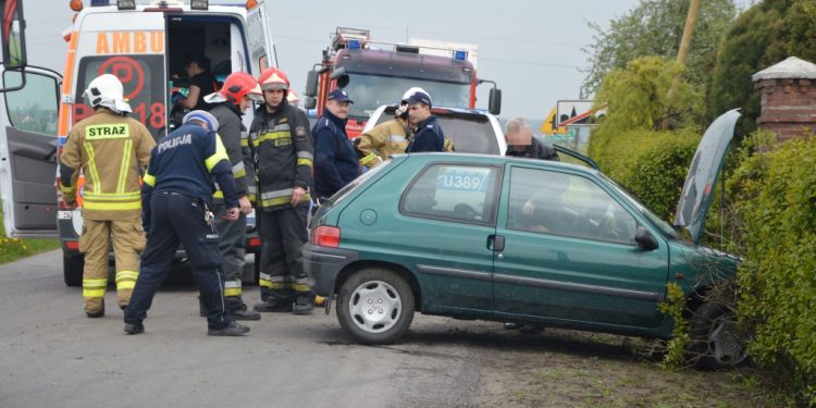 Groźnie w Witkówku. Wjechała w posesję