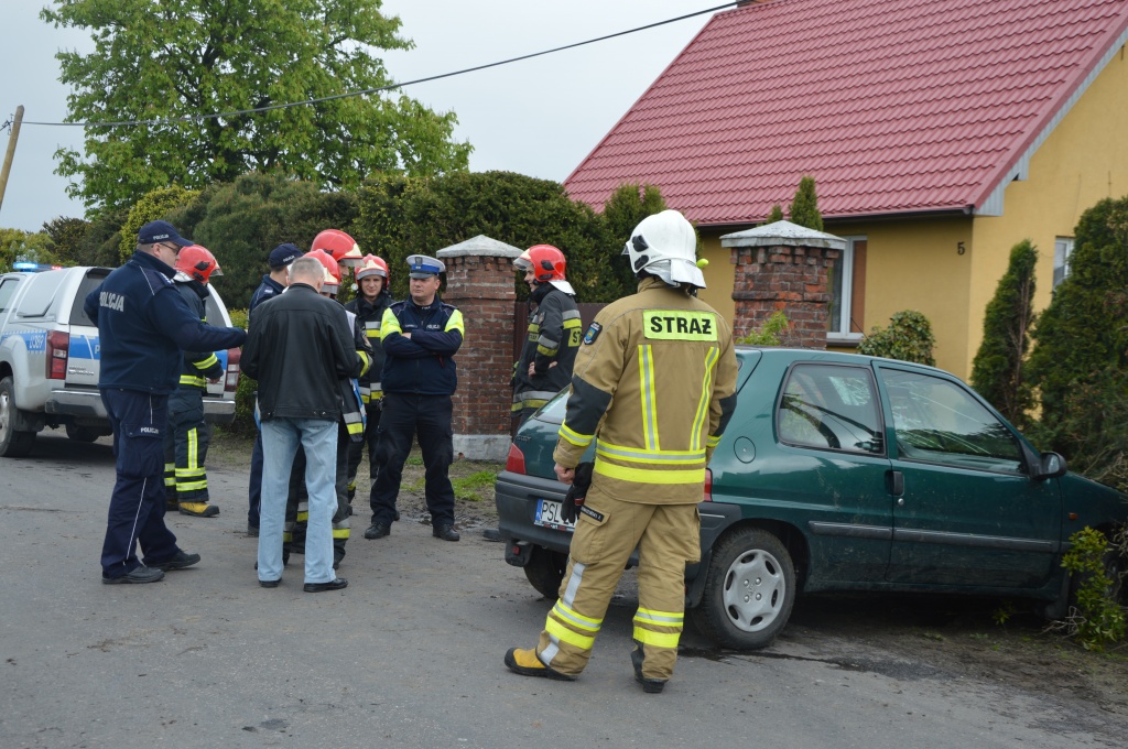 Groźnie w Witkówku. Wjechała w posesję