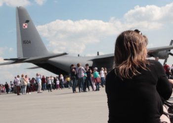 Tłumy w Powidzu. Zobacz film z lotniska