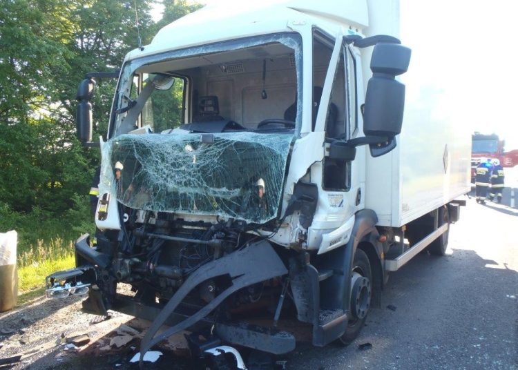 Kierowca uwięziony w kabinie. Poważny wypadek na K92