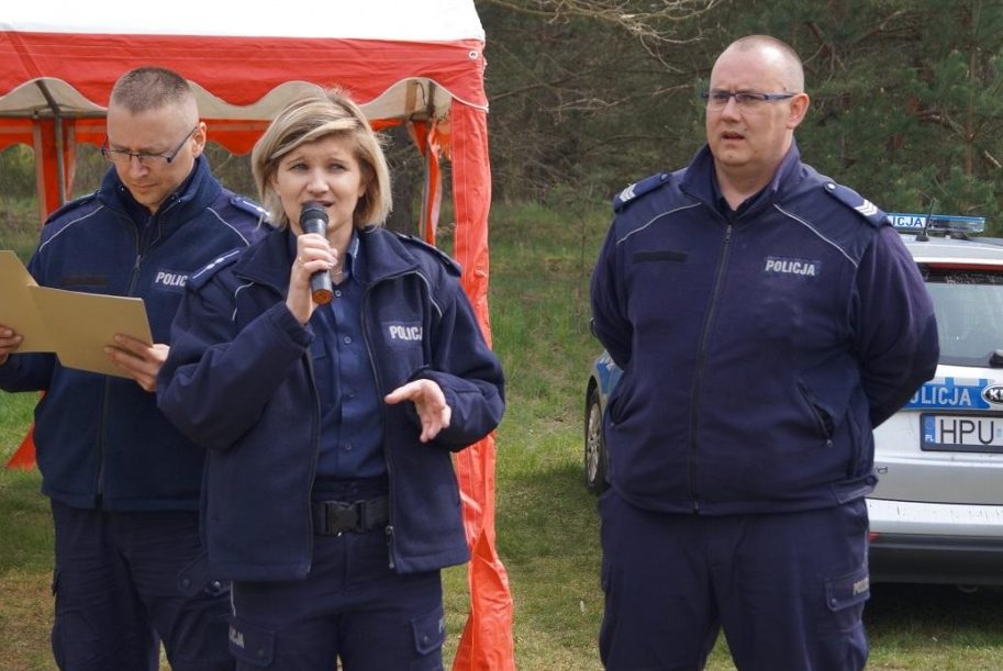 Policjanci wyciągali dzieci z sieci