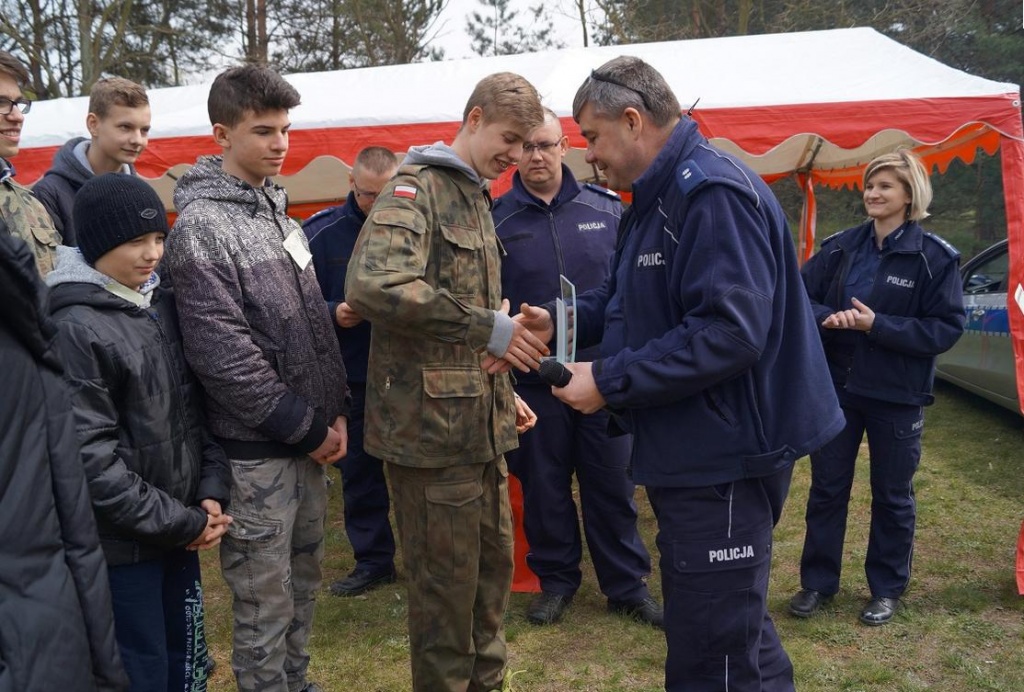 Policjanci wyciągali dzieci z sieci