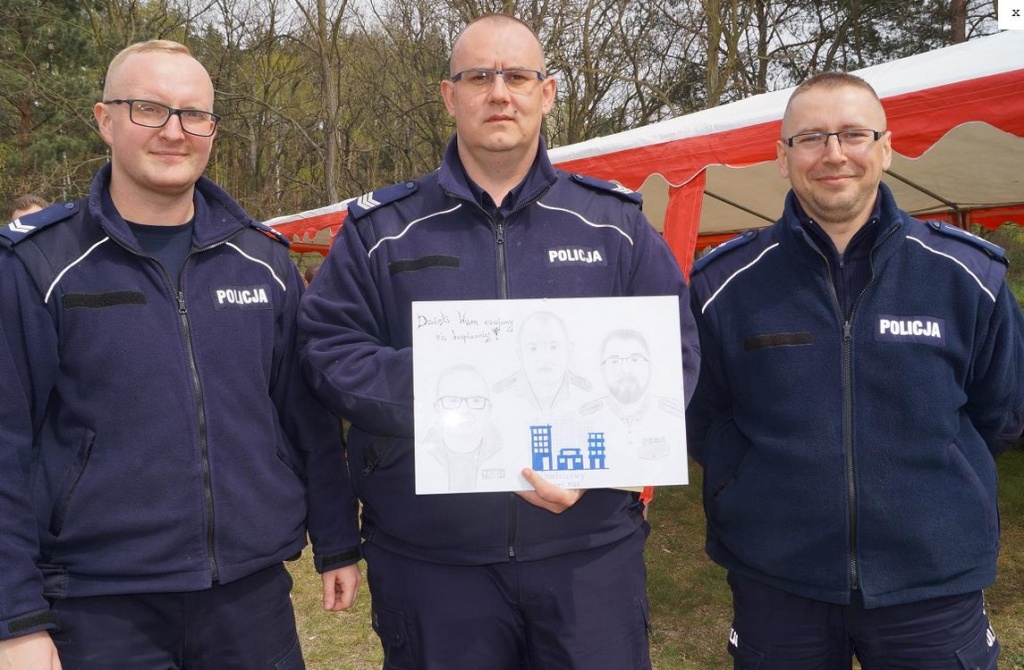 Policjanci wyciągali dzieci z sieci