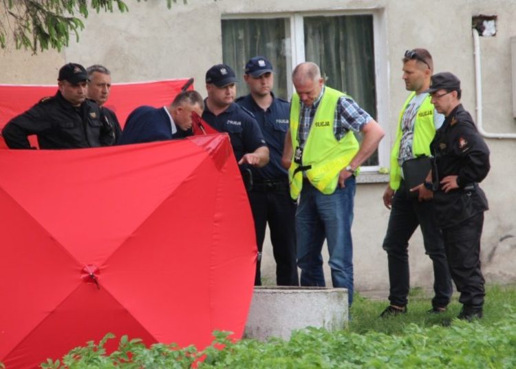 Ojciec i syn wpadli do studni. Nie żyją. Film z miejsca tragedii