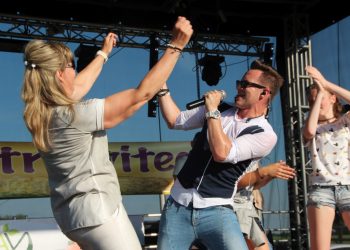 Playboys zagrał w Ostrowitem. O mało nie roznieśli sceny! FILM