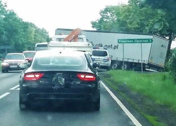 Ciężarówka w rowie. Są utrudnienia