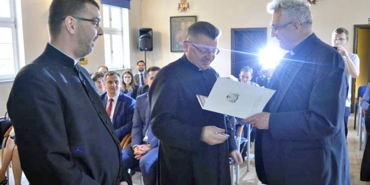 Proboszcz został mecenasem