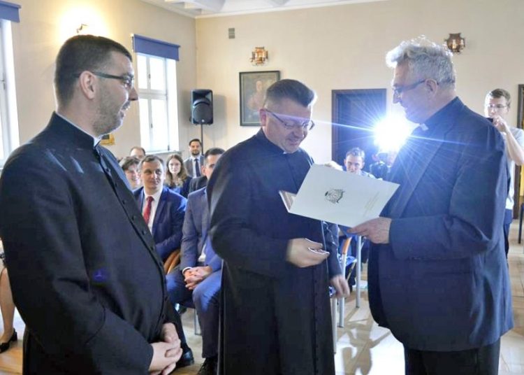 Proboszcz został mecenasem