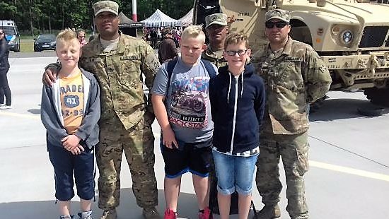 Dzień Dziecka spędzili na lotnisku