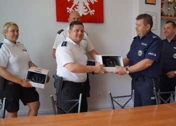 Dzielnicowi dostali kaski rowerowe