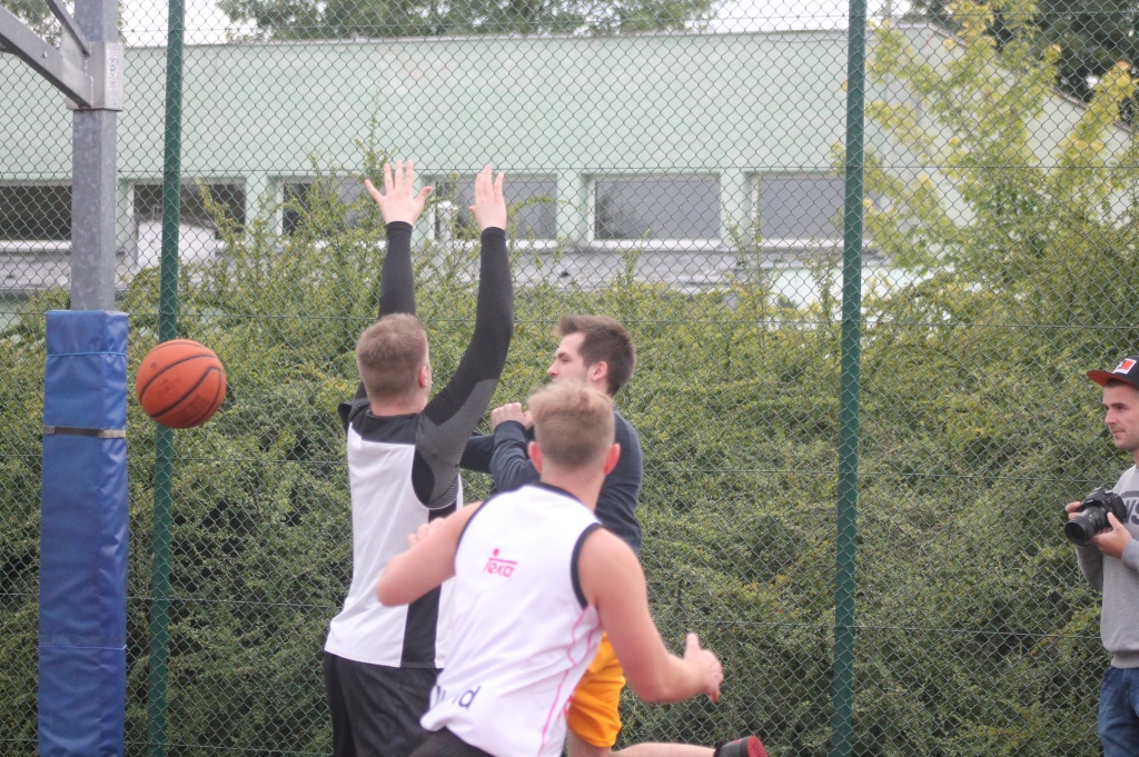 Zagrali prawdziwą uliczną koszykówkę