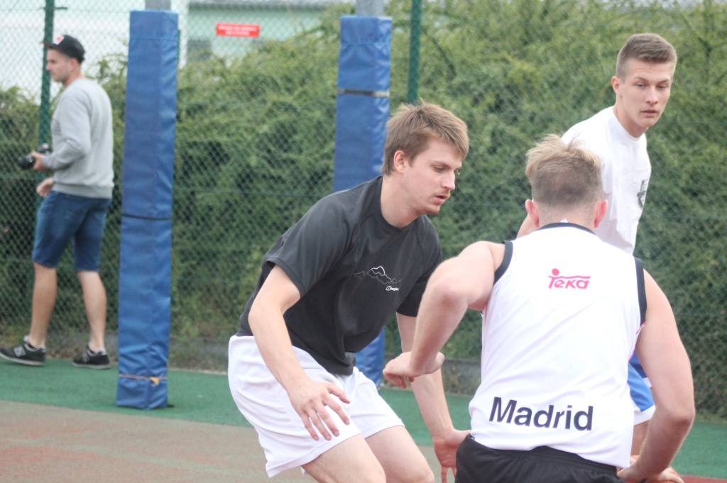 Zagrali prawdziwą uliczną koszykówkę