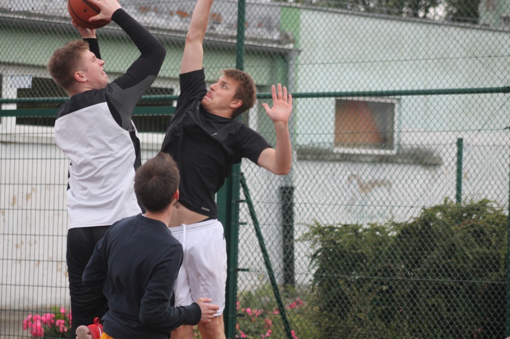 Zagrali prawdziwą uliczną koszykówkę