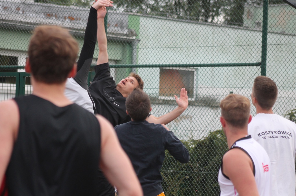 Zagrali prawdziwą uliczną koszykówkę