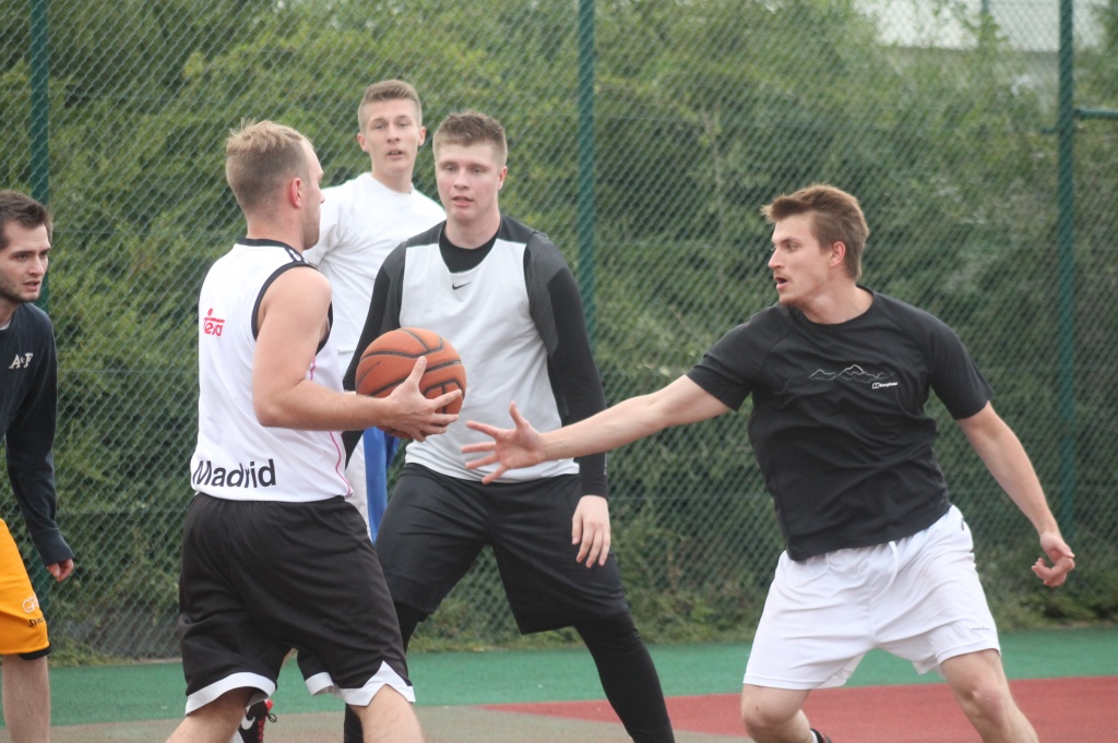 Zagrali prawdziwą uliczną koszykówkę