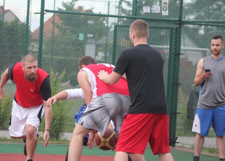 Zagrali prawdziwą uliczną koszykówkę