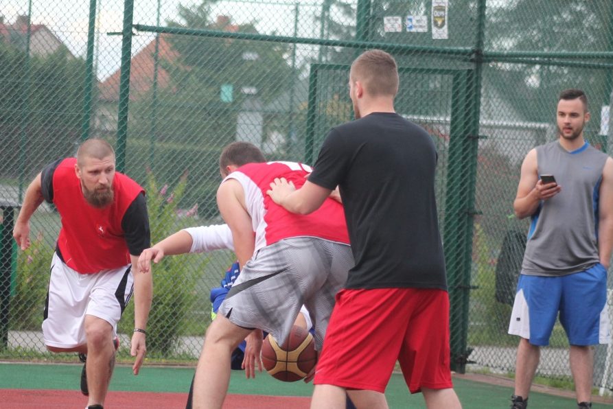 Zagrali prawdziwą uliczną koszykówkę