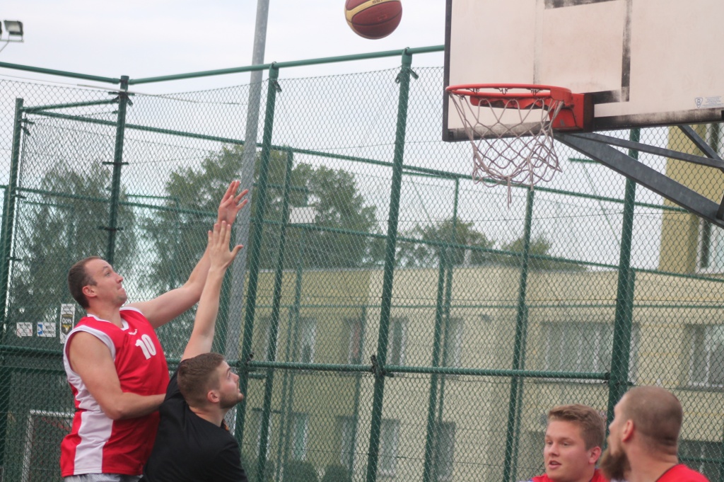 Zagrali prawdziwą uliczną koszykówkę