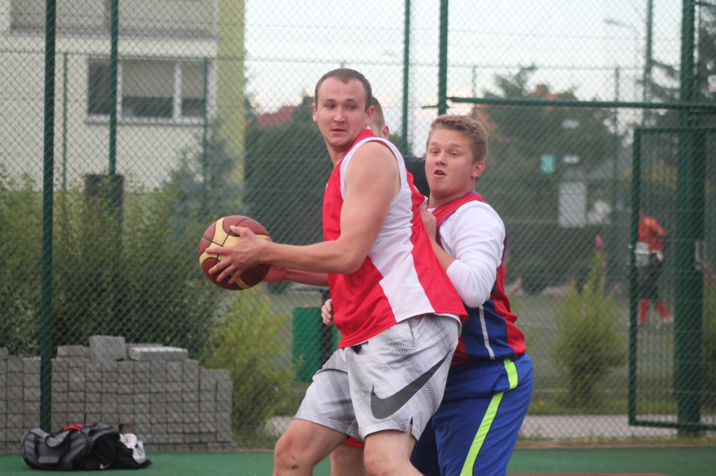 Zagrali prawdziwą uliczną koszykówkę