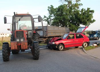 Groźnie w Wólce. Zderzyły się osobówka i ciągnik