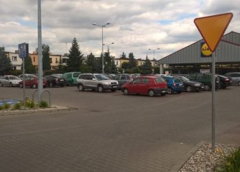 Uważajcie na znaki przy Lidlu. Wprowadzają kierowców w błąd!
