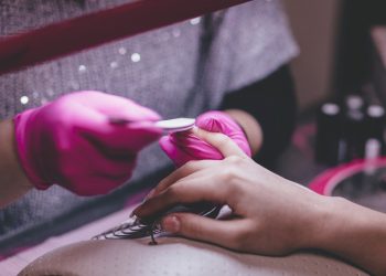 Dlaczego warto chodzić do salonów kosmetycznych?