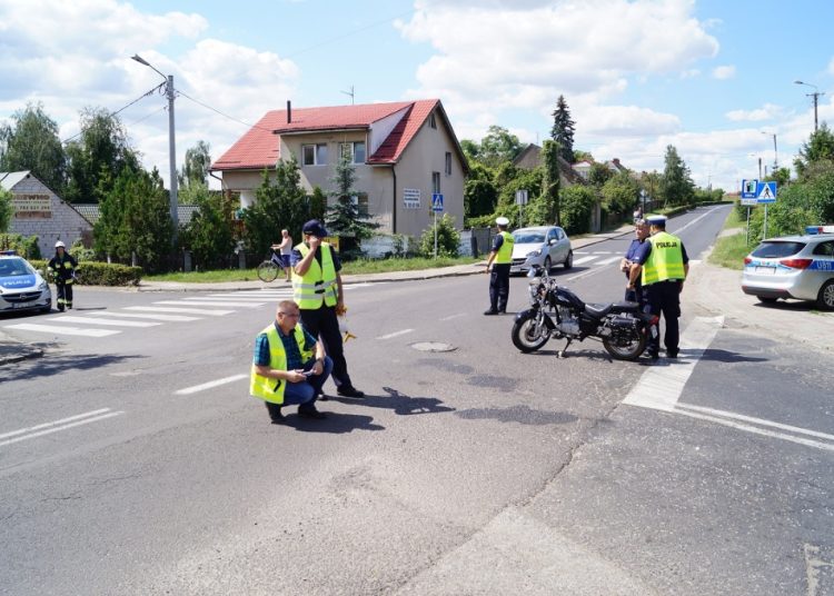 Helikopter zabrał motocyklistę. Poważny wypadek w Powidzu