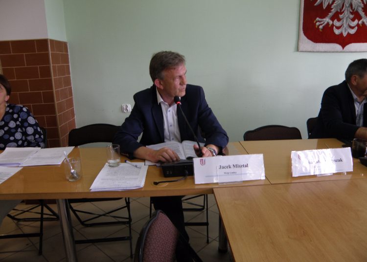 Nie odpowiada na pytania o kanalizację