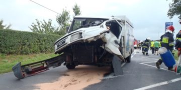 Ląd: Ucierpiał kierowca dostawczego auta