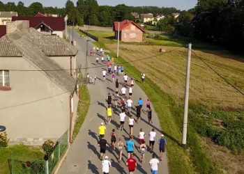 Biegi w Ostrowitem z lotu ptaka. Zobacz filmy z drona