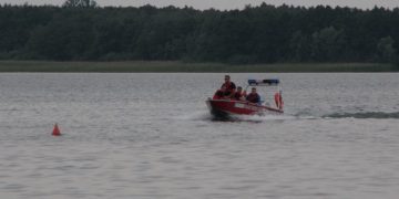 Akcja na jeziorze. Przewrócił się kajak