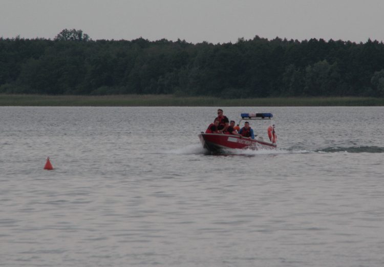 Akcja na jeziorze. Przewrócił się kajak