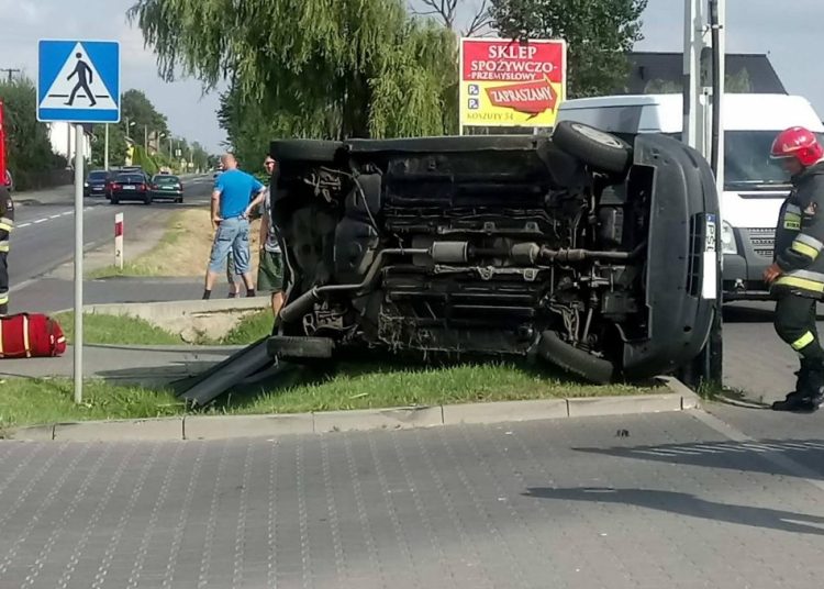 Wypadek w Koszutach. Fiat przewrócił się na bok