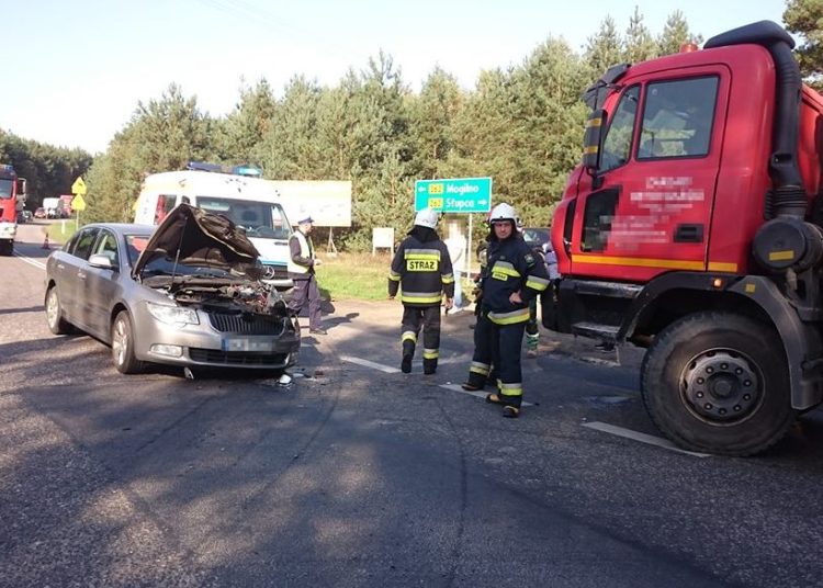 Ciężarówka zderzyła się z osobówką