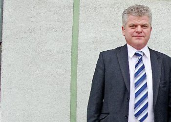 Cezary Witlewski z Herbową Tarczą Słupcy