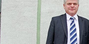 Cezary Witlewski z Herbową Tarczą Słupcy