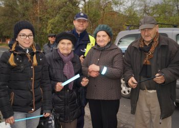 Rozdawali odblaski na cmentarzach ZDJĘCIA