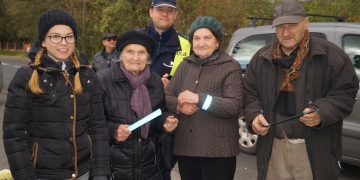 Rozdawali odblaski na cmentarzach ZDJĘCIA