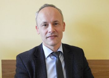 Mężczyzna pokieruje „opieką”