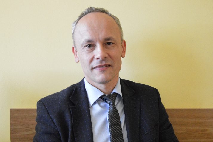 Mężczyzna pokieruje „opieką”