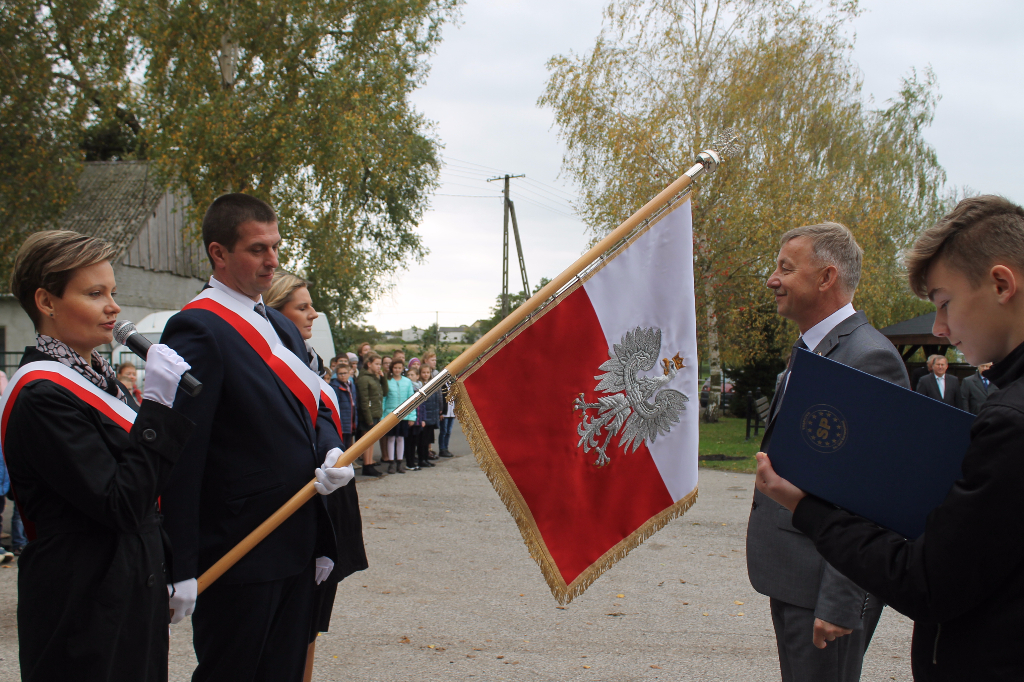 Szkoła w Trąbczynie ma nowy sztandar