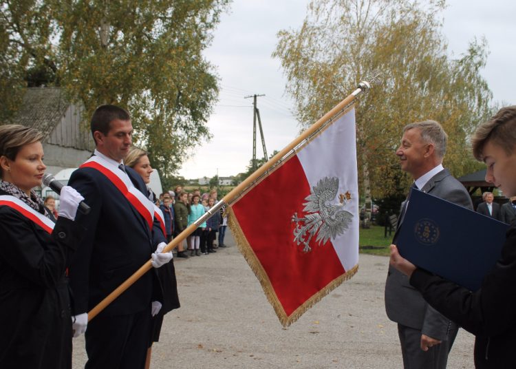 Szkoła w Trąbczynie ma nowy sztandar