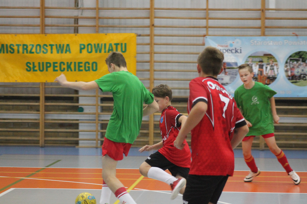 Piętnaście zespołów walczy o mistrzowską koronę