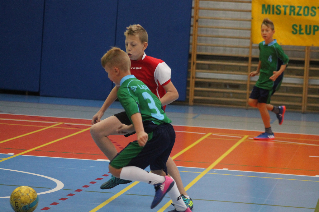 Piętnaście zespołów walczy o mistrzowską koronę