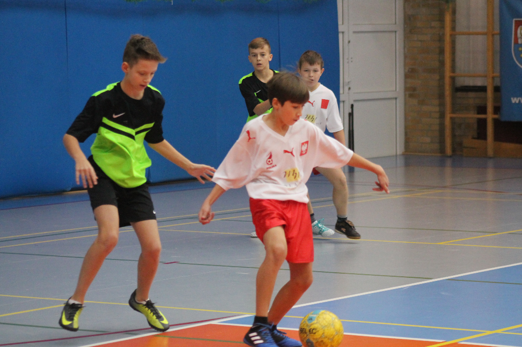 Piętnaście zespołów walczy o mistrzowską koronę