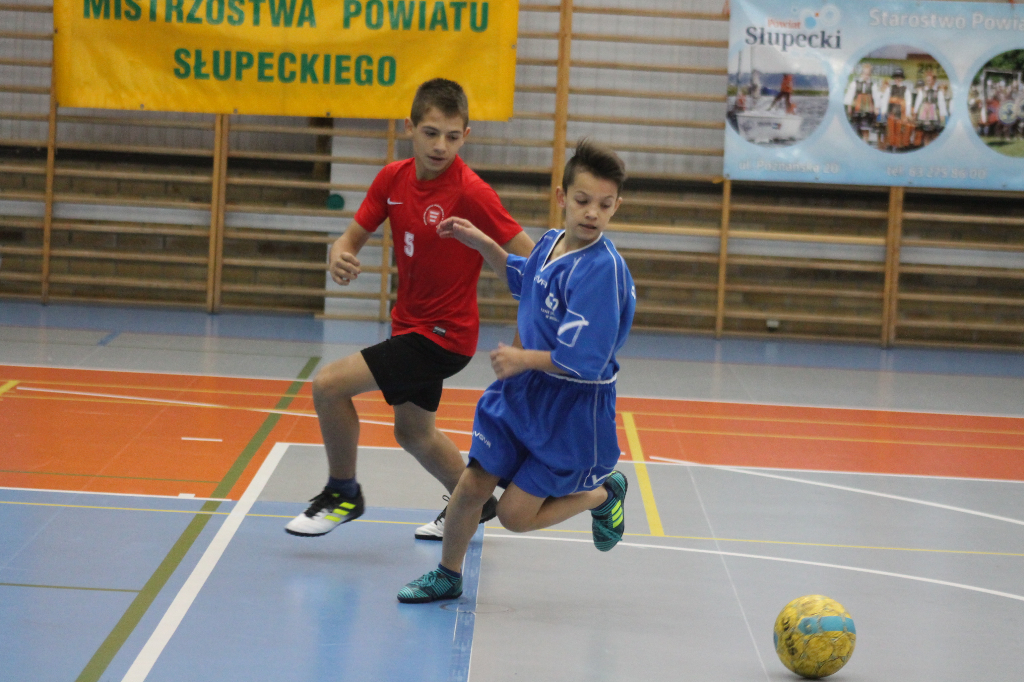 Piętnaście zespołów walczy o mistrzowską koronę