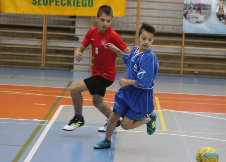 Piętnaście zespołów walczy o mistrzowską koronę