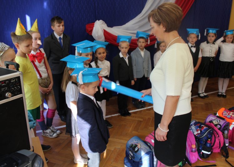 Pasowanie pierwszoklasistów w Kotuni