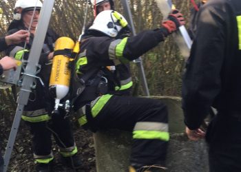 Zszedł do głębokiej studni, by ratować kota
